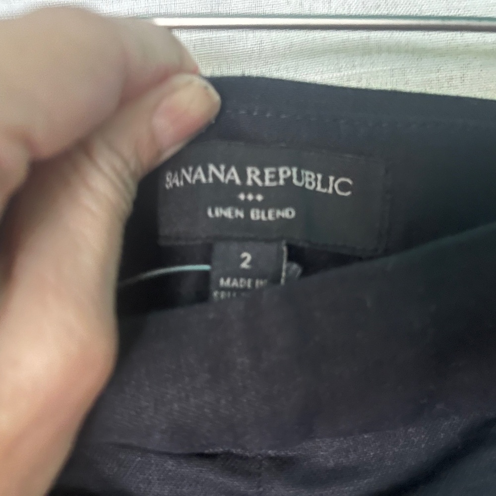 Pleated wide-legged linen blend Banana Republic pants.